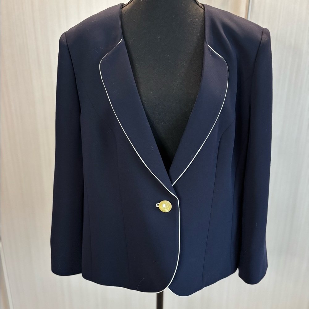 Jacques Vert Navy Blazer with Contrasting Lapels and Tailored Fit